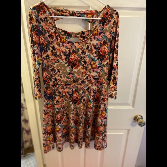 Xhilaration Dresses & Skirts - Xhilaration Target floral cut out back dress sz L